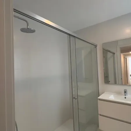 Appartement New Spacious 4 Bedrooms In 10 Min Walk To The