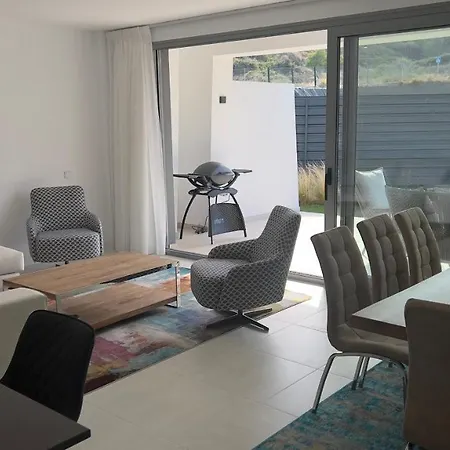 New Spacious 4 Bedrooms In 10 Min Walk To The Appartement *