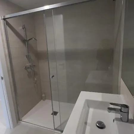 New Spacious 4 Bedrooms In 10 Min Walk To The Appartement *