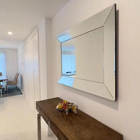 New Spacious 4 Bedrooms In 10 Min Walk To The Apartman
